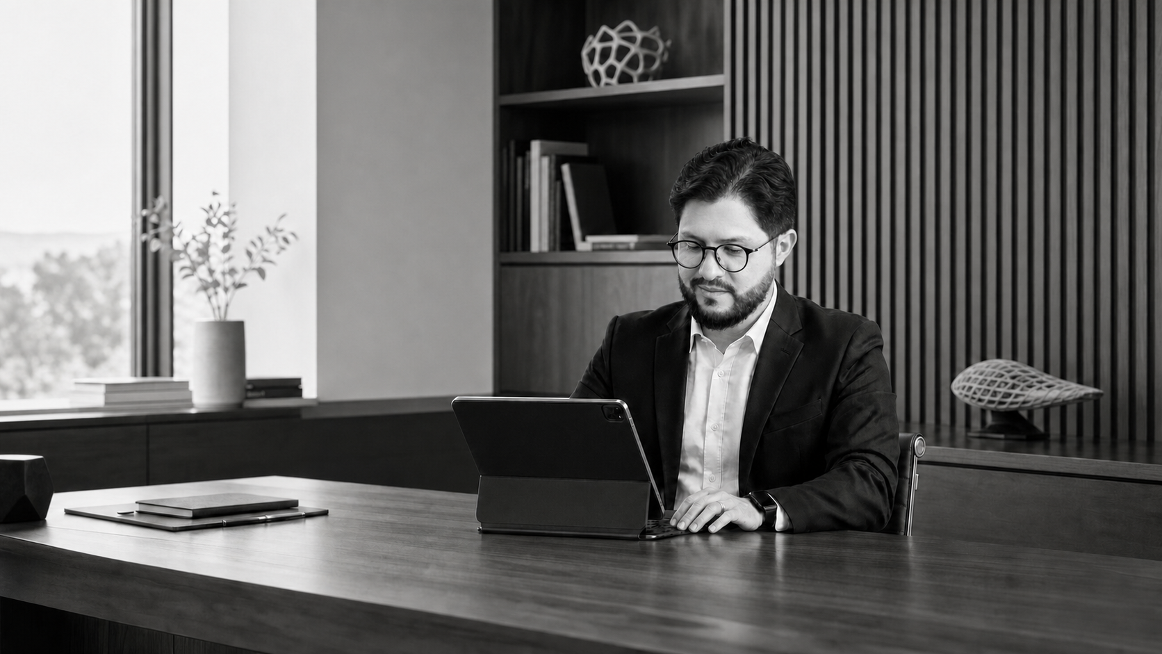 Roberto Moya-Jiménez investigando con un iPad Pro en su oficina